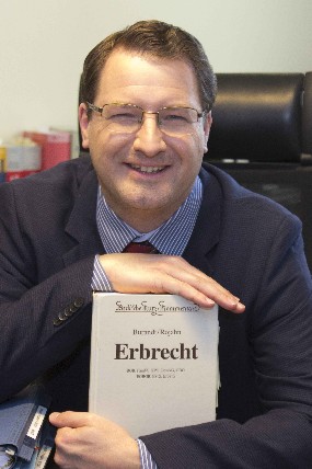 Erbrecht-Anwalt Dr. Buerstedde in Bonrheim Dr. Buerstedde in seiner Kanzelei Erbrecht-Baby